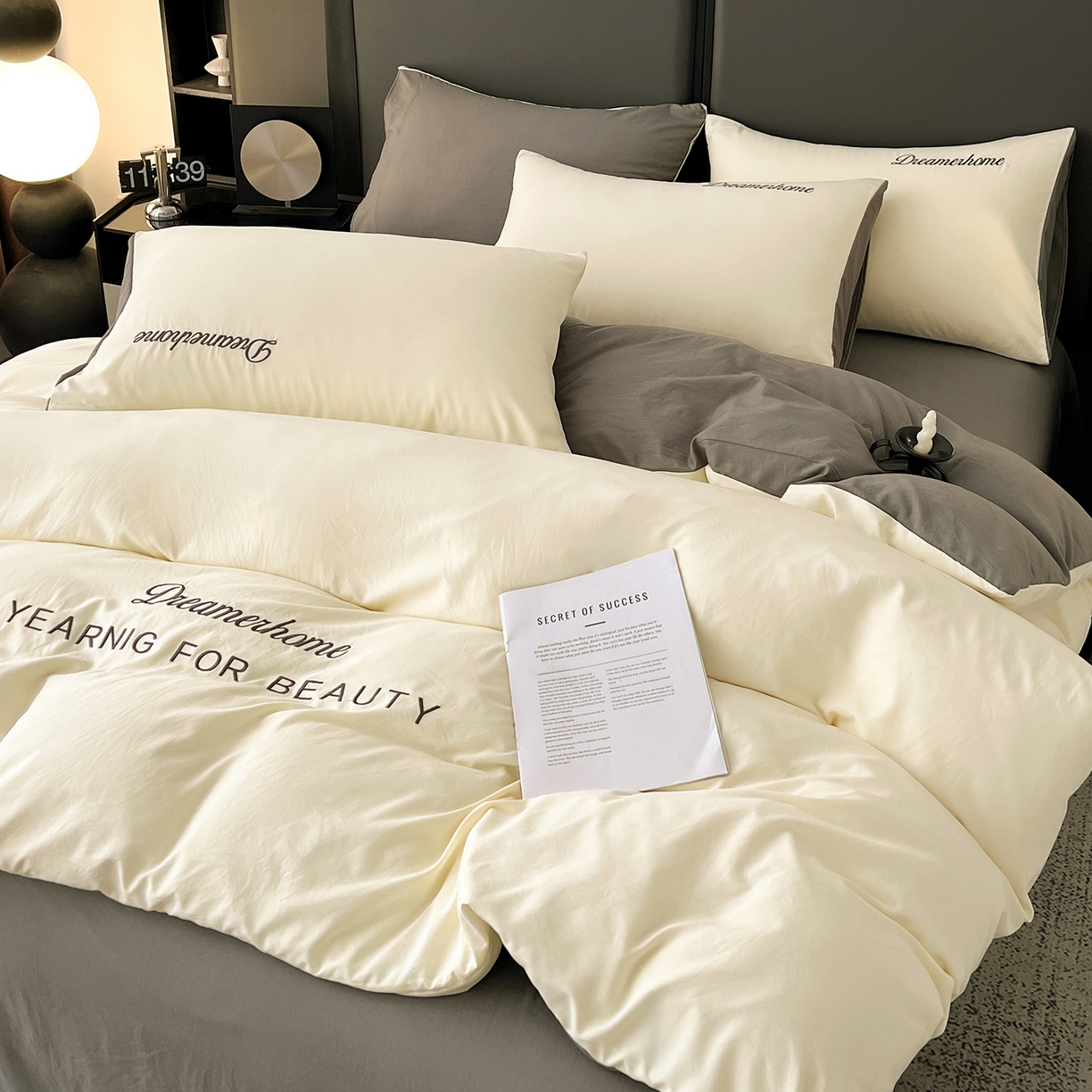 91家纺网 家纺一手货源 找家纺 鑫利来家纺 2026新款水洗云朵棉刺绣四件套纯色双拼水洗磨毛简约字母刺绣四件套 慕斯-奶白+中灰