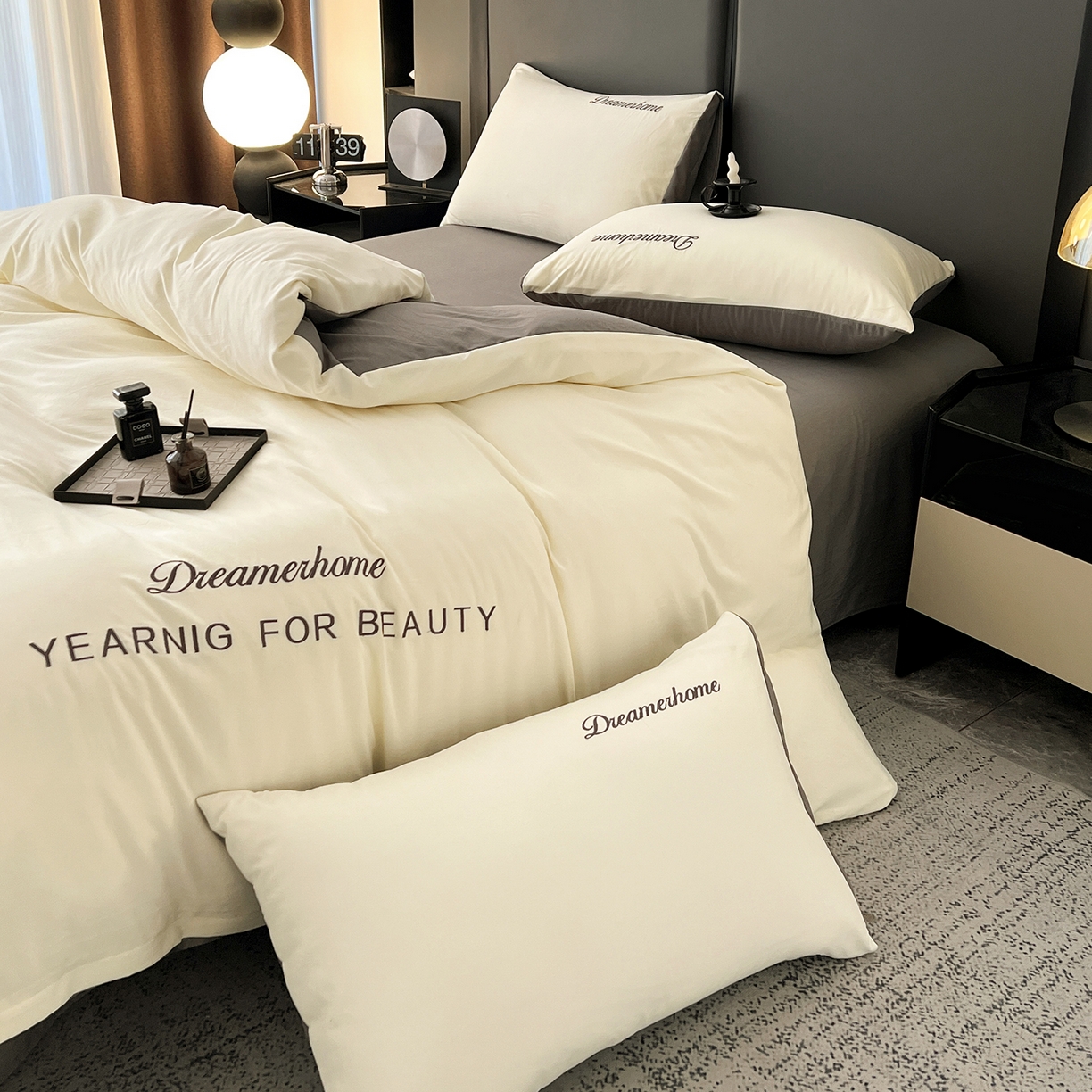 91家纺网 家纺一手货源 找家纺 鑫利来家纺 2026新款水洗云朵棉刺绣四件套纯色双拼水洗磨毛简约字母刺绣四件套 慕斯-奶白+中灰