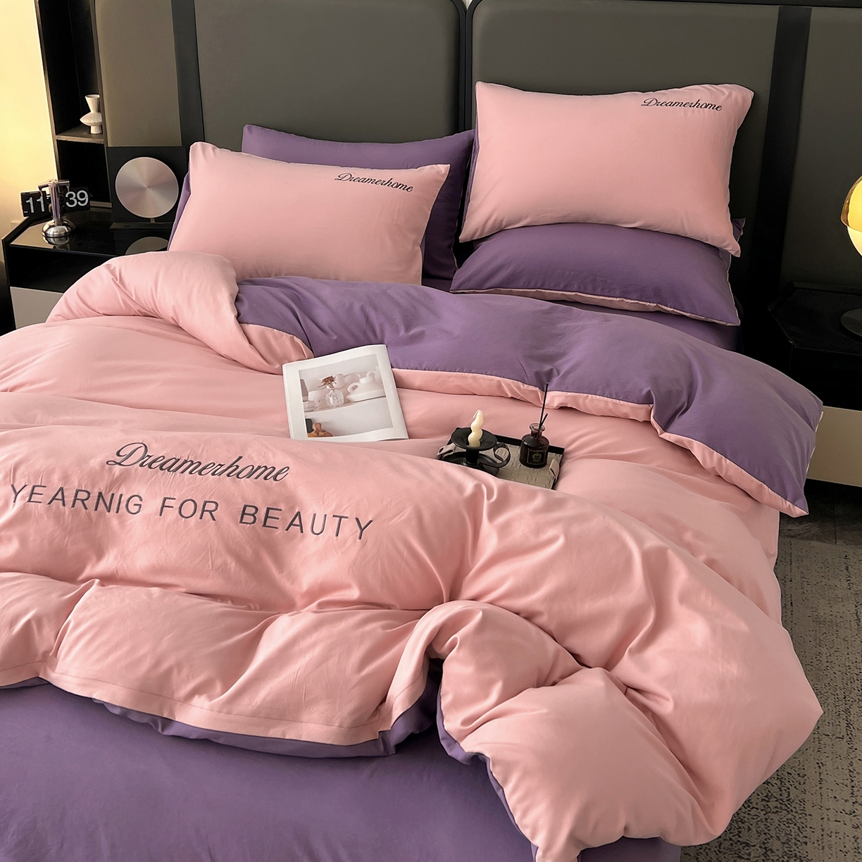 91家纺网 家纺一手货源 找家纺 鑫利来家纺 2026新款水洗云朵棉刺绣四件套纯色双拼水洗磨毛简约字母刺绣四件套 慕斯-粉+紫