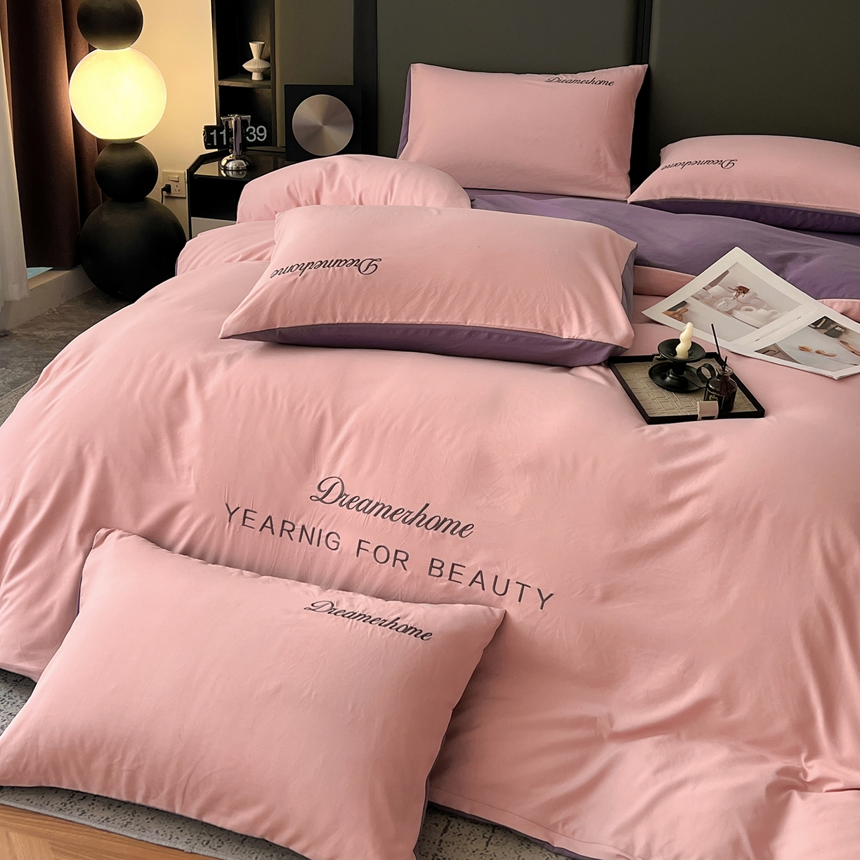 91家纺网 家纺一手货源 找家纺 鑫利来家纺 2026新款水洗云朵棉刺绣四件套纯色双拼水洗磨毛简约字母刺绣四件套 慕斯-粉+紫