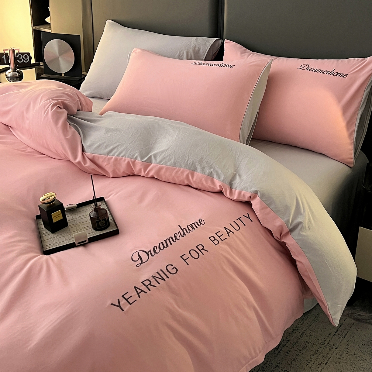 91家纺网 家纺一手货源 找家纺 鑫利来家纺 2026新款水洗云朵棉刺绣四件套纯色双拼水洗磨毛简约字母刺绣四件套 慕斯-豆沙+山灰