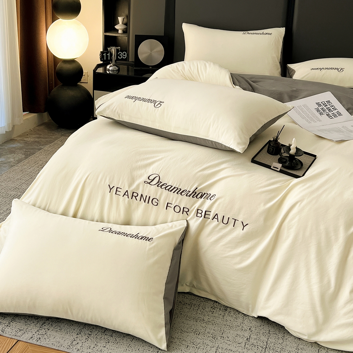 91家纺网 家纺一手货源 找家纺 鑫利来家纺 2026新款水洗云朵棉刺绣四件套纯色双拼水洗磨毛简约字母刺绣四件套 慕斯-奶白+中灰