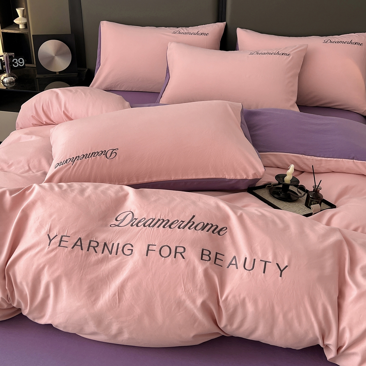 91家纺网 家纺一手货源 找家纺 鑫利来家纺 2026新款水洗云朵棉刺绣四件套纯色双拼水洗磨毛简约字母刺绣四件套 慕斯-粉+紫