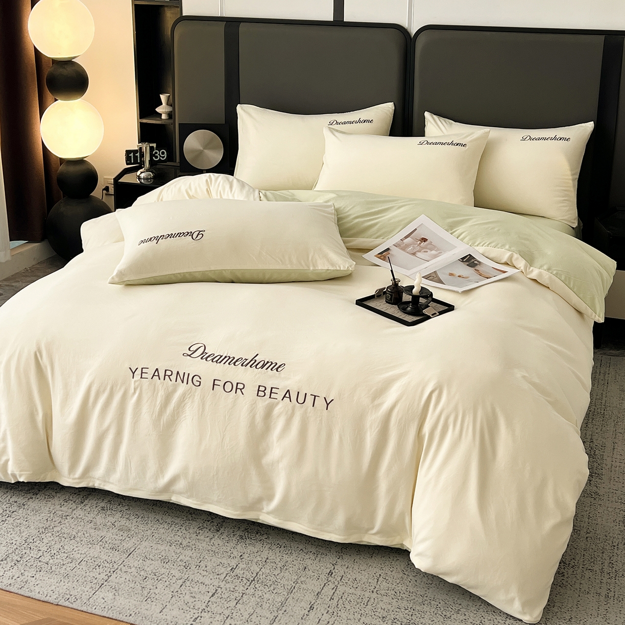 91家纺网 家纺一手货源 找家纺 鑫利来家纺 2026新款水洗云朵棉刺绣四件套纯色双拼水洗磨毛简约字母刺绣四件套 慕斯-奶白+果绿