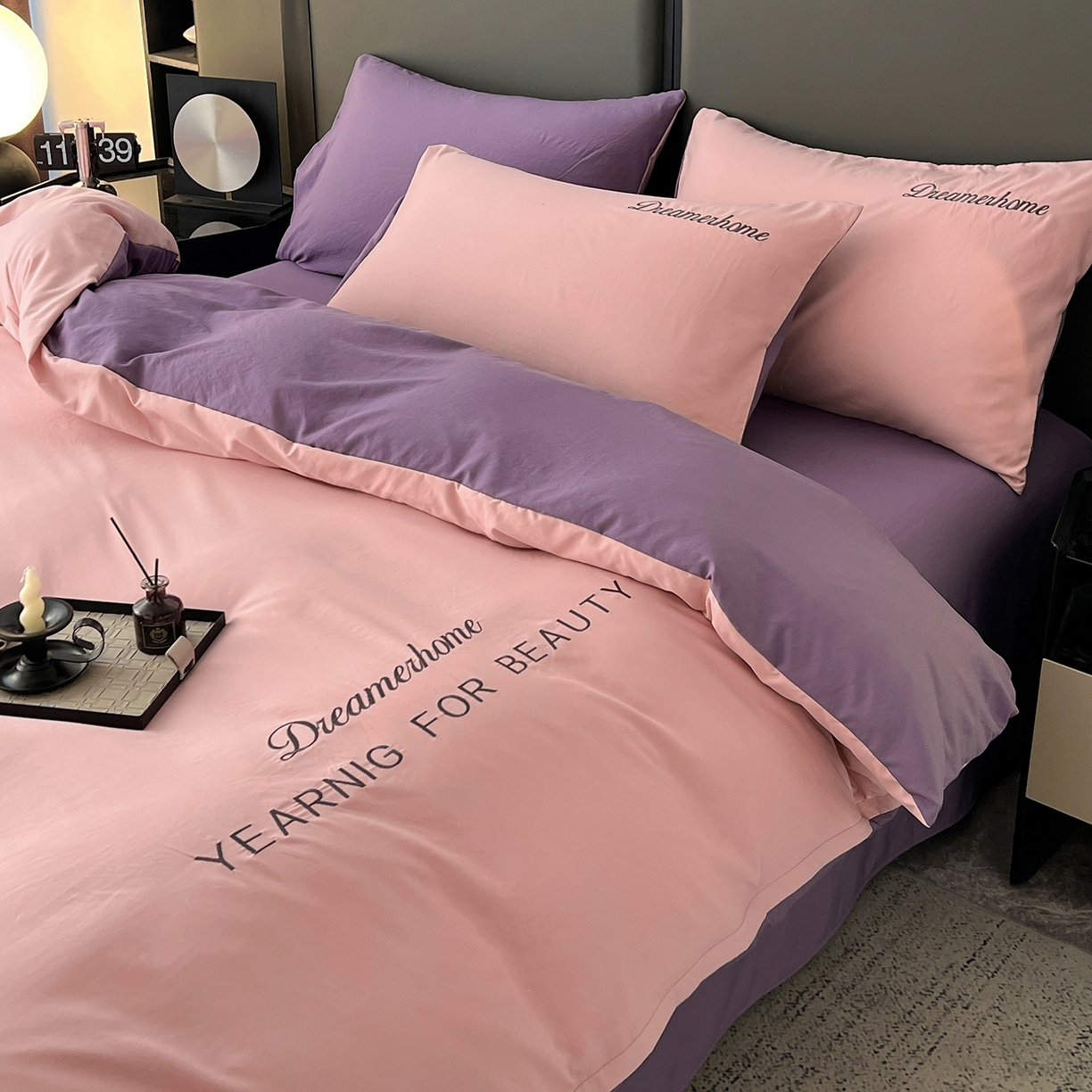 91家纺网 家纺一手货源 找家纺 鑫利来家纺 2026新款水洗云朵棉刺绣四件套纯色双拼水洗磨毛简约字母刺绣四件套 慕斯-粉+紫