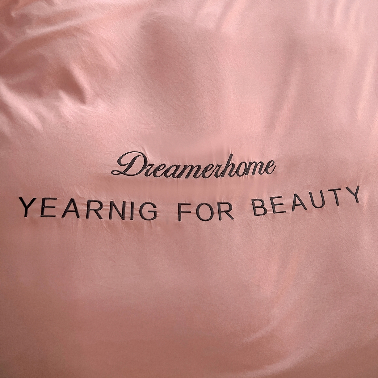 91家纺网 家纺一手货源 找家纺 鑫利来家纺 2026新款水洗云朵棉刺绣四件套纯色双拼水洗磨毛简约字母刺绣四件套 慕斯-豆沙+山灰