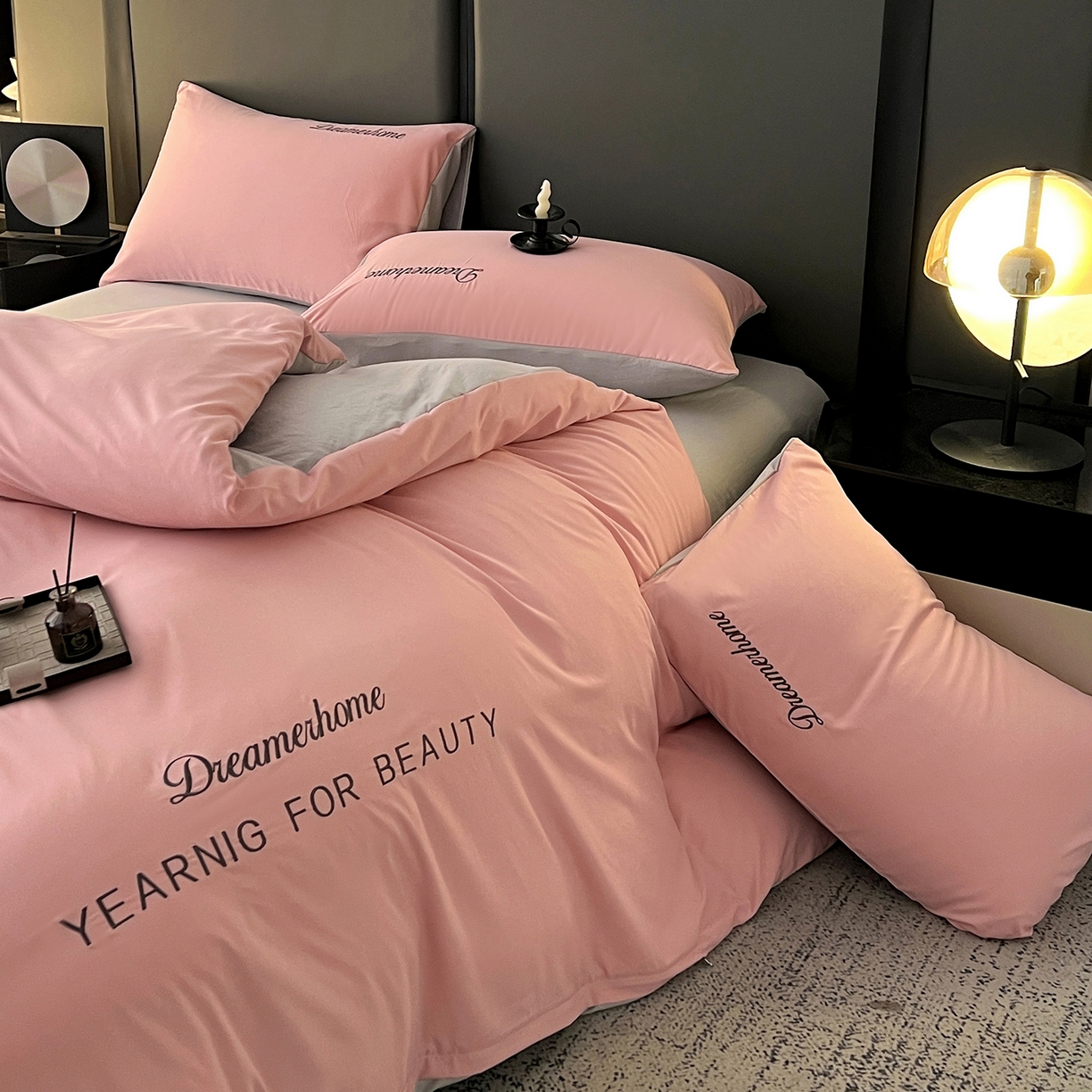 91家纺网 家纺一手货源 找家纺 鑫利来家纺 2026新款水洗云朵棉刺绣四件套纯色双拼水洗磨毛简约字母刺绣四件套 慕斯-豆沙+山灰