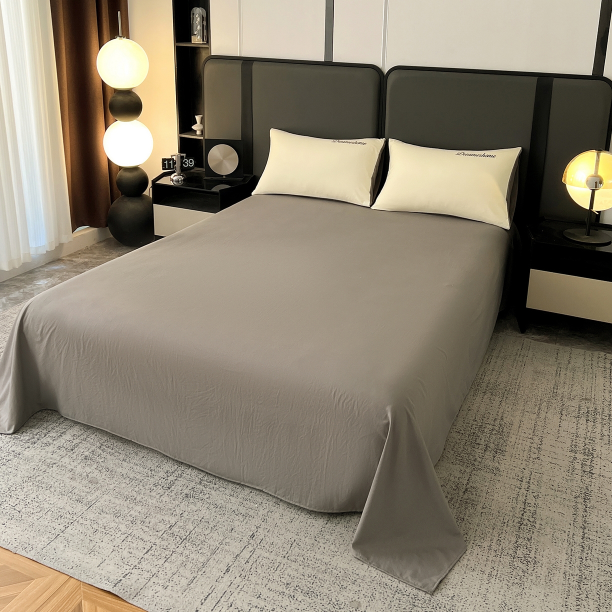 91家纺网 家纺一手货源 找家纺 鑫利来家纺 2026新款水洗云朵棉刺绣四件套纯色双拼水洗磨毛简约字母刺绣四件套 慕斯-奶白+中灰