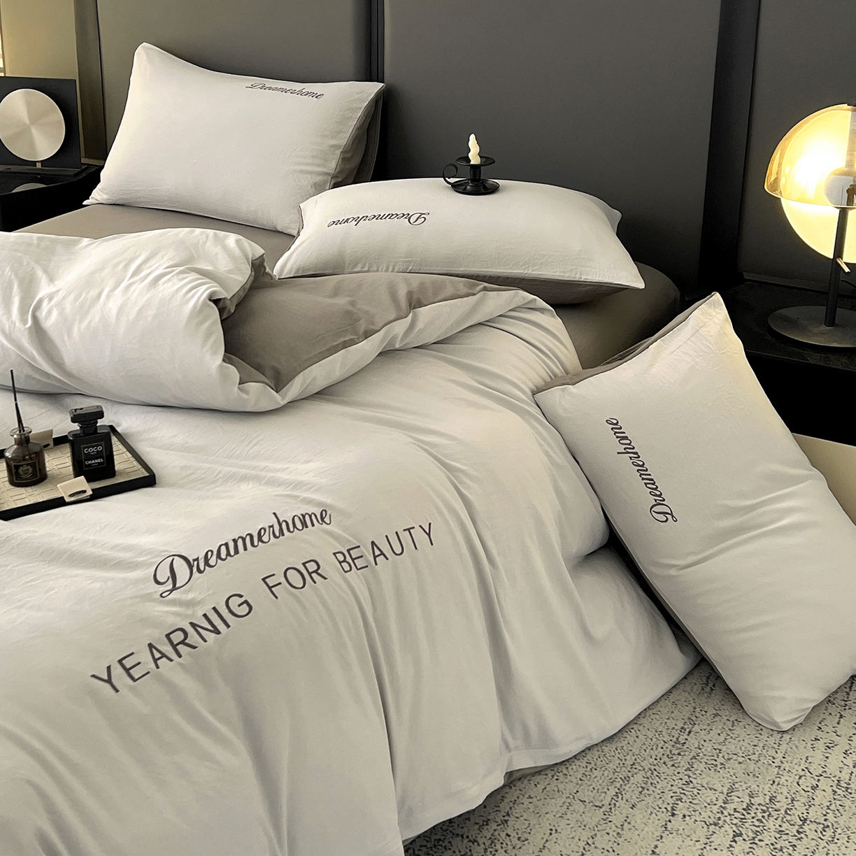 91家纺网 家纺一手货源 找家纺 鑫利来家纺 2026新款水洗云朵棉刺绣四件套纯色双拼水洗磨毛简约字母刺绣四件套 慕斯-山灰+中灰