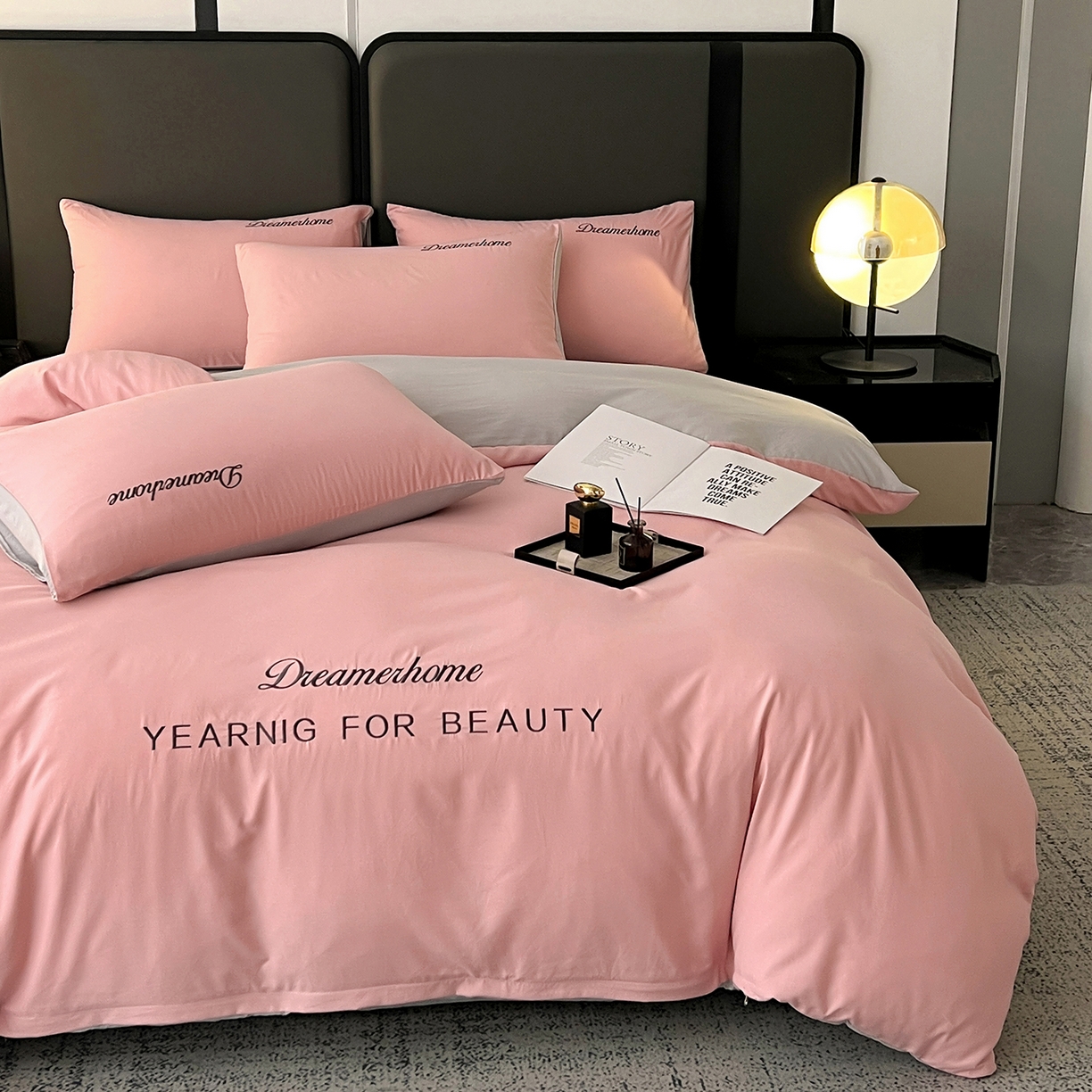 91家纺网 家纺一手货源 找家纺 鑫利来家纺 2026新款水洗云朵棉刺绣四件套纯色双拼水洗磨毛简约字母刺绣四件套 慕斯-豆沙+山灰