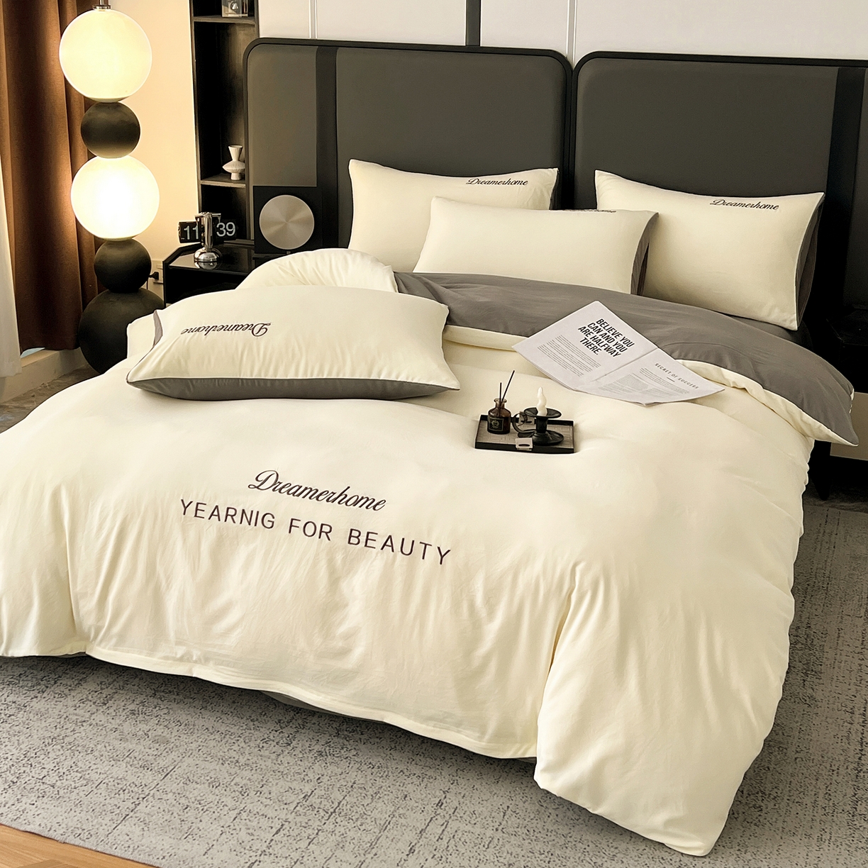 91家纺网 家纺一手货源 找家纺 鑫利来家纺 2026新款水洗云朵棉刺绣四件套纯色双拼水洗磨毛简约字母刺绣四件套 慕斯-奶白+中灰