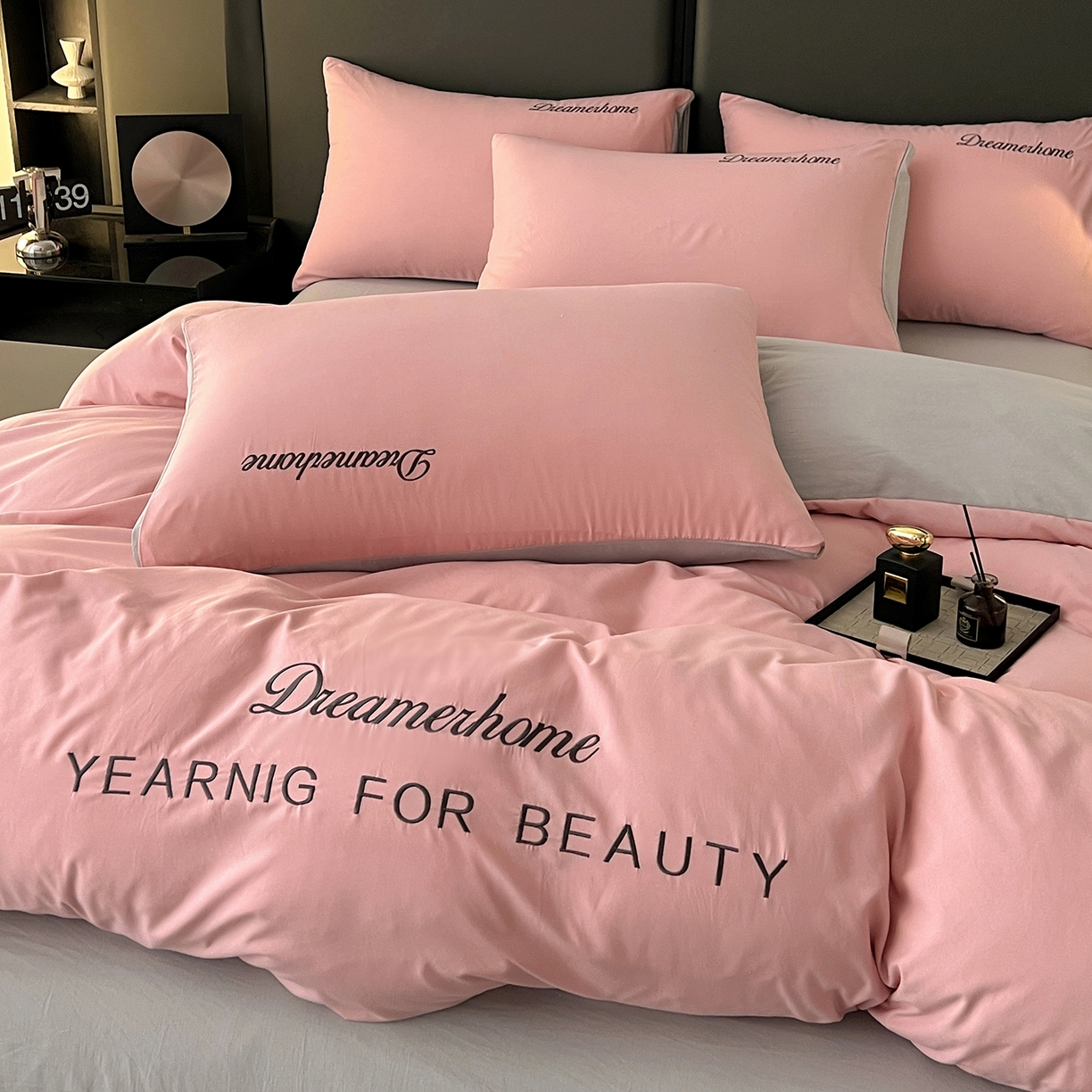 91家纺网 家纺一手货源 找家纺 鑫利来家纺 2026新款水洗云朵棉刺绣四件套纯色双拼水洗磨毛简约字母刺绣四件套 慕斯-豆沙+山灰