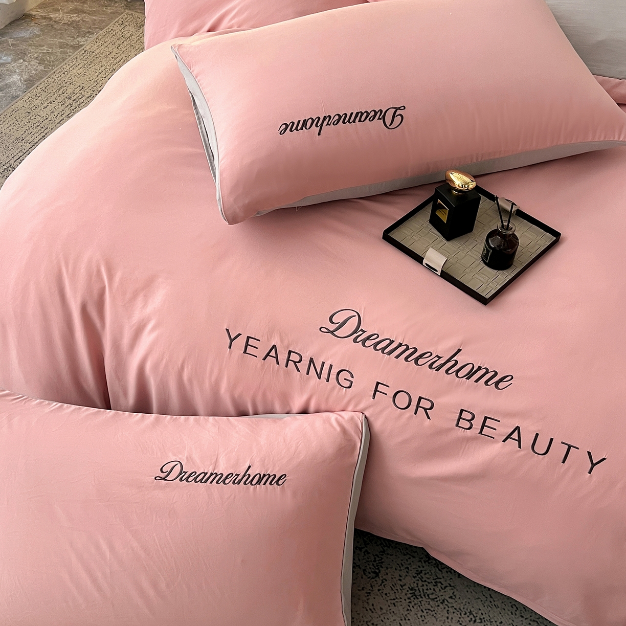 91家纺网 家纺一手货源 找家纺 鑫利来家纺 2026新款水洗云朵棉刺绣四件套纯色双拼水洗磨毛简约字母刺绣四件套 慕斯-豆沙+山灰