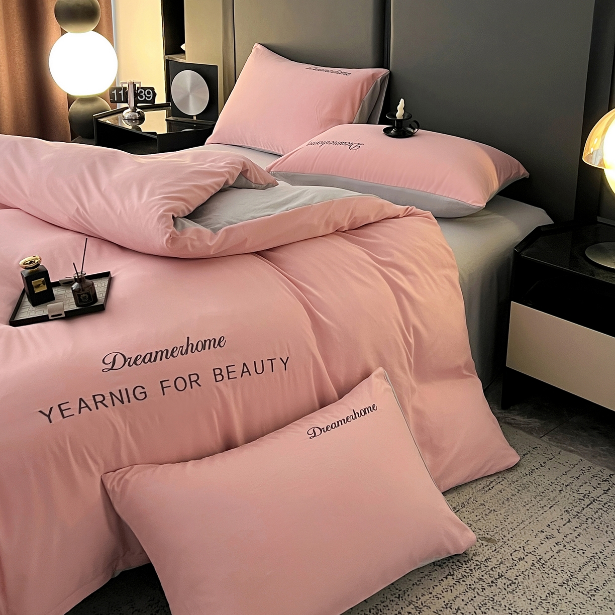 91家纺网 家纺一手货源 找家纺 鑫利来家纺 2026新款水洗云朵棉刺绣四件套纯色双拼水洗磨毛简约字母刺绣四件套 慕斯-豆沙+山灰