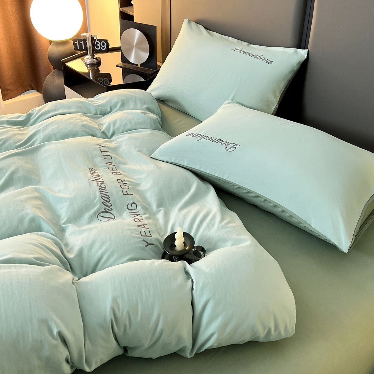 91家纺网 家纺一手货源 找家纺 鑫利来家纺 2026新款水洗云朵棉刺绣四件套纯色双拼水洗磨毛简约字母刺绣四件套 慕斯-繁星蓝+天青