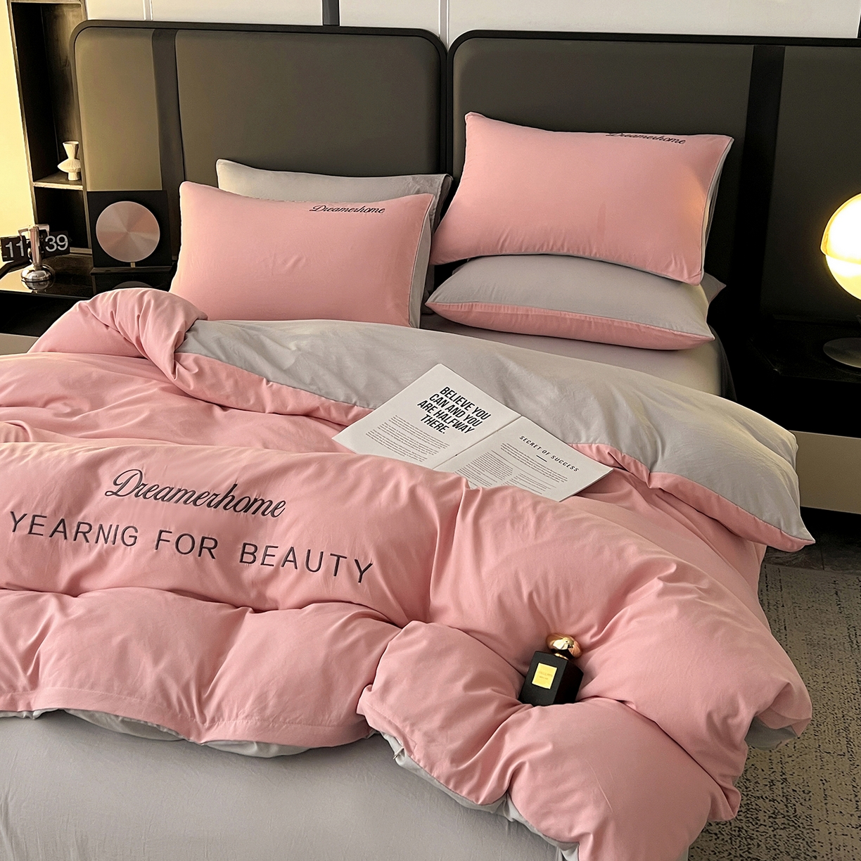 91家纺网 家纺一手货源 找家纺 鑫利来家纺 2026新款水洗云朵棉刺绣四件套纯色双拼水洗磨毛简约字母刺绣四件套 慕斯-豆沙+山灰