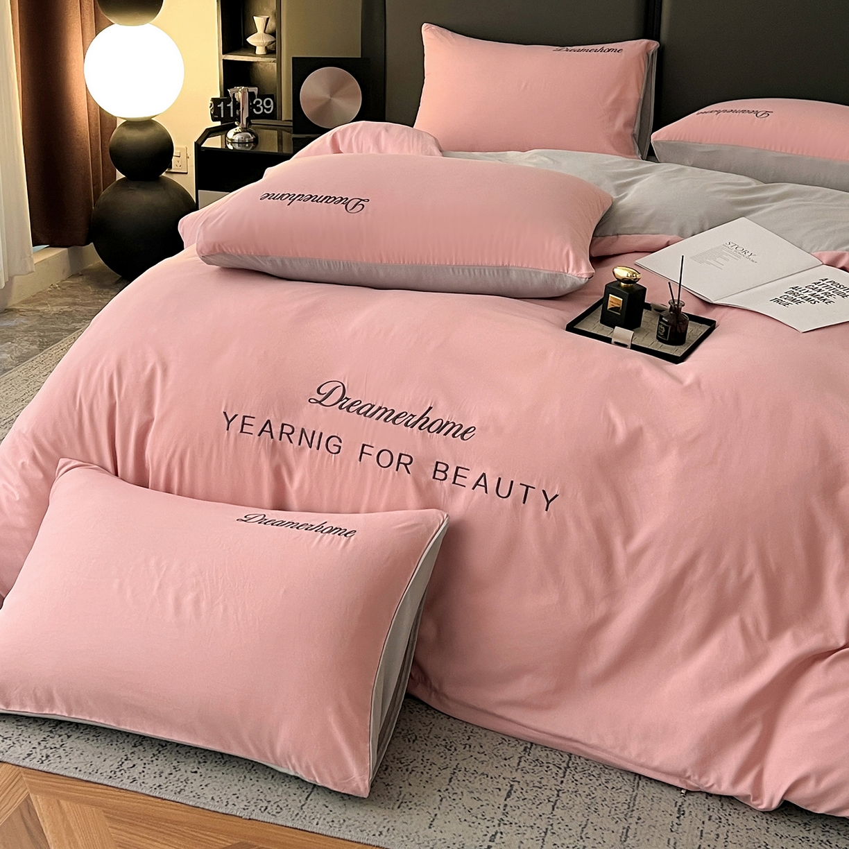 91家纺网 家纺一手货源 找家纺 鑫利来家纺 2026新款水洗云朵棉刺绣四件套纯色双拼水洗磨毛简约字母刺绣四件套 慕斯-豆沙+山灰