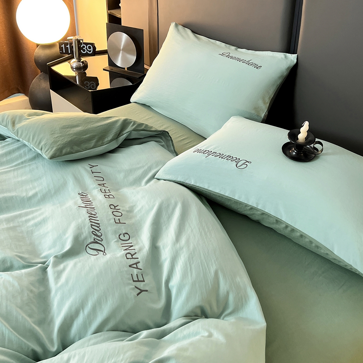 91家纺网 家纺一手货源 找家纺 鑫利来家纺 2026新款水洗云朵棉刺绣四件套纯色双拼水洗磨毛简约字母刺绣四件套 慕斯-繁星蓝+天青