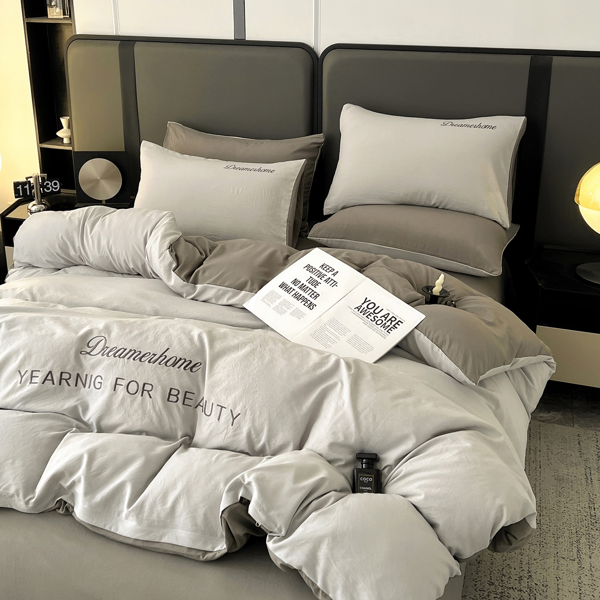 91家纺网 家纺一手货源 找家纺 鑫利来家纺 2026新款水洗云朵棉刺绣四件套纯色双拼水洗磨毛简约字母刺绣四件套 慕斯-山灰+中灰