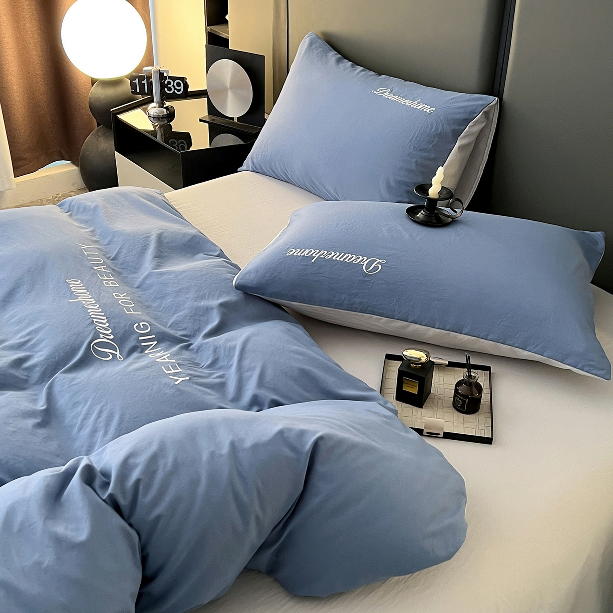 91家纺网 家纺一手货源 找家纺 鑫利来家纺 2026新款水洗云朵棉刺绣四件套纯色双拼水洗磨毛简约字母刺绣四件套 慕斯-宾利兰+山灰