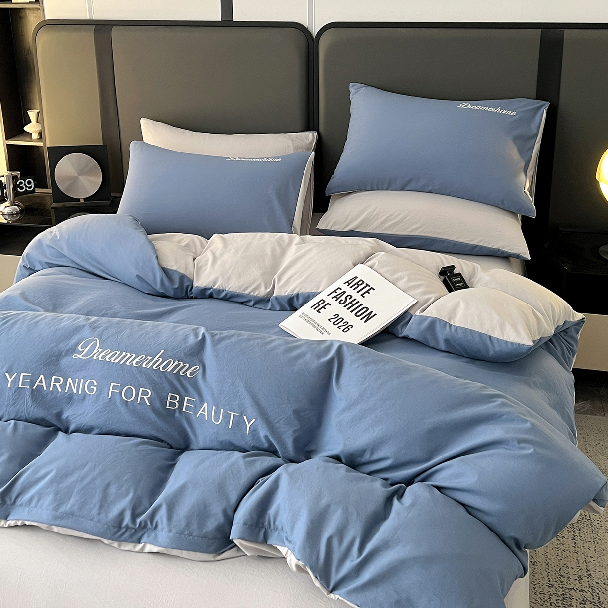 91家纺网 家纺一手货源 找家纺 鑫利来家纺 2026新款水洗云朵棉刺绣四件套纯色双拼水洗磨毛简约字母刺绣四件套 慕斯-宾利兰+山灰