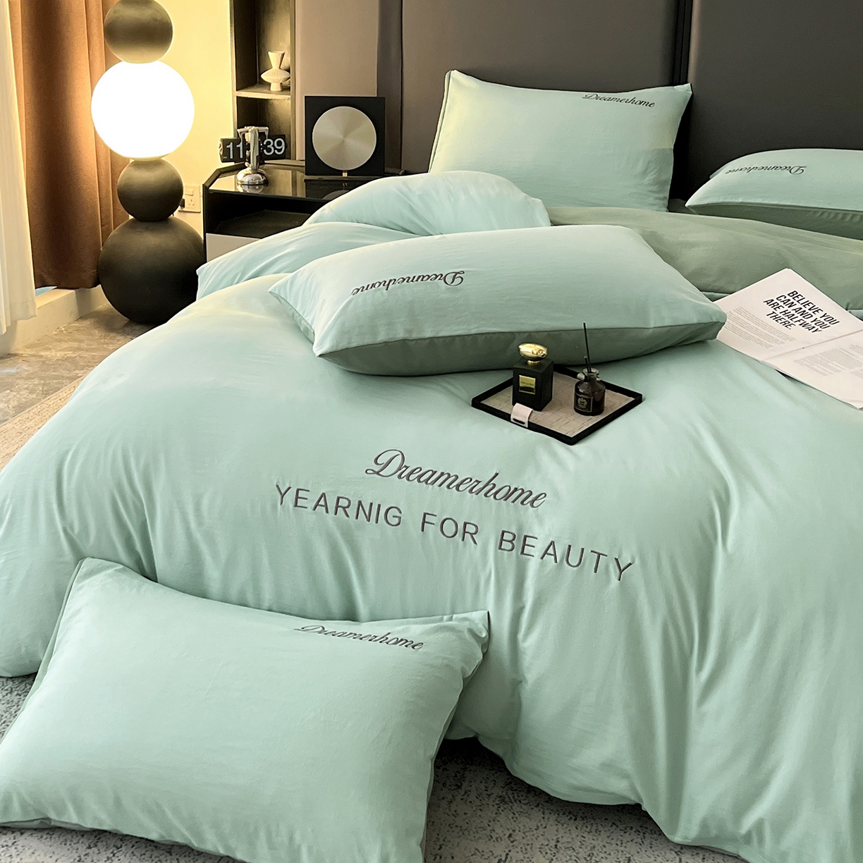 91家纺网 家纺一手货源 找家纺 鑫利来家纺 2026新款水洗云朵棉刺绣四件套纯色双拼水洗磨毛简约字母刺绣四件套 慕斯-繁星蓝+天青