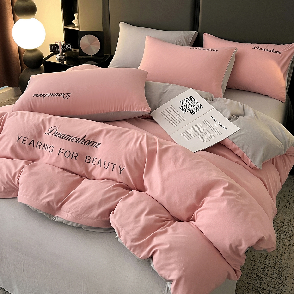 91家纺网 家纺一手货源 找家纺 鑫利来家纺 2026新款水洗云朵棉刺绣四件套纯色双拼水洗磨毛简约字母刺绣四件套 慕斯-豆沙+山灰