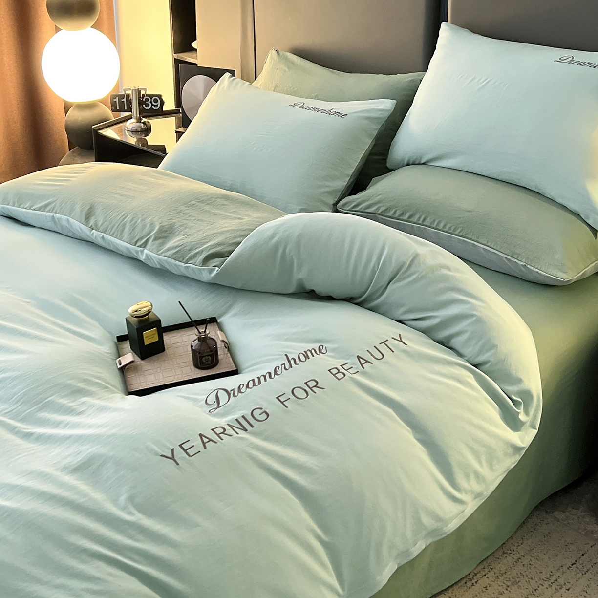 91家纺网 家纺一手货源 找家纺 鑫利来家纺 2026新款水洗云朵棉刺绣四件套纯色双拼水洗磨毛简约字母刺绣四件套 慕斯-繁星蓝+天青