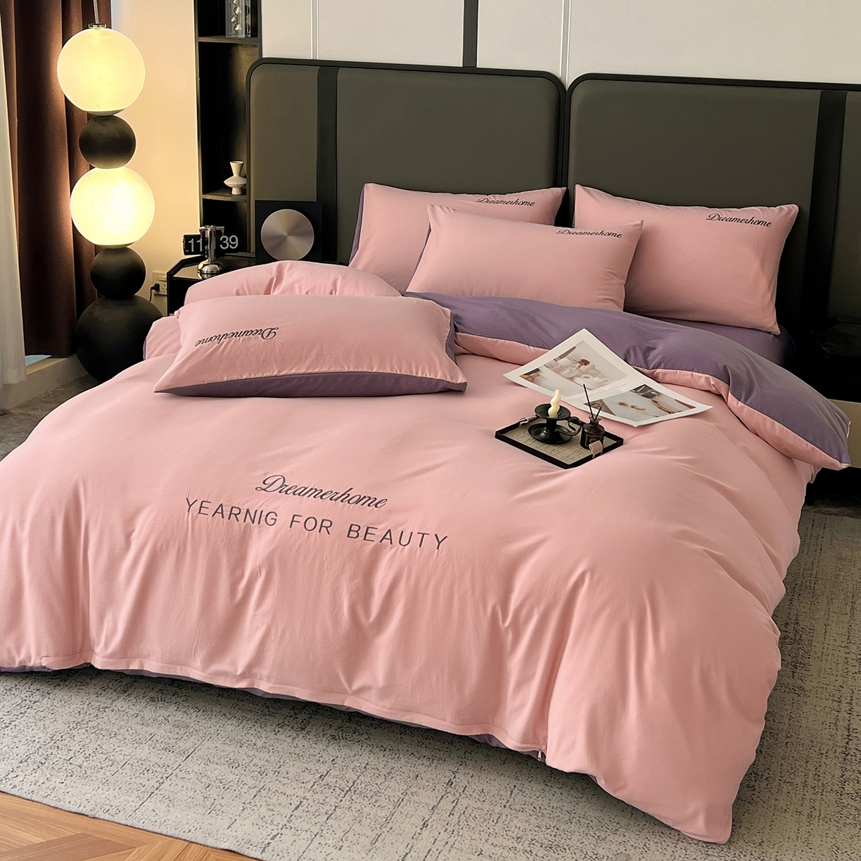 91家纺网 家纺一手货源 找家纺 鑫利来家纺 2026新款水洗云朵棉刺绣四件套纯色双拼水洗磨毛简约字母刺绣四件套 慕斯-粉+紫