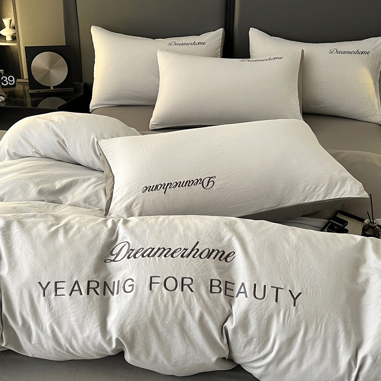 91家纺网 家纺一手货源 找家纺 鑫利来家纺 2026新款水洗云朵棉刺绣四件套纯色双拼水洗磨毛简约字母刺绣四件套 慕斯-山灰+中灰