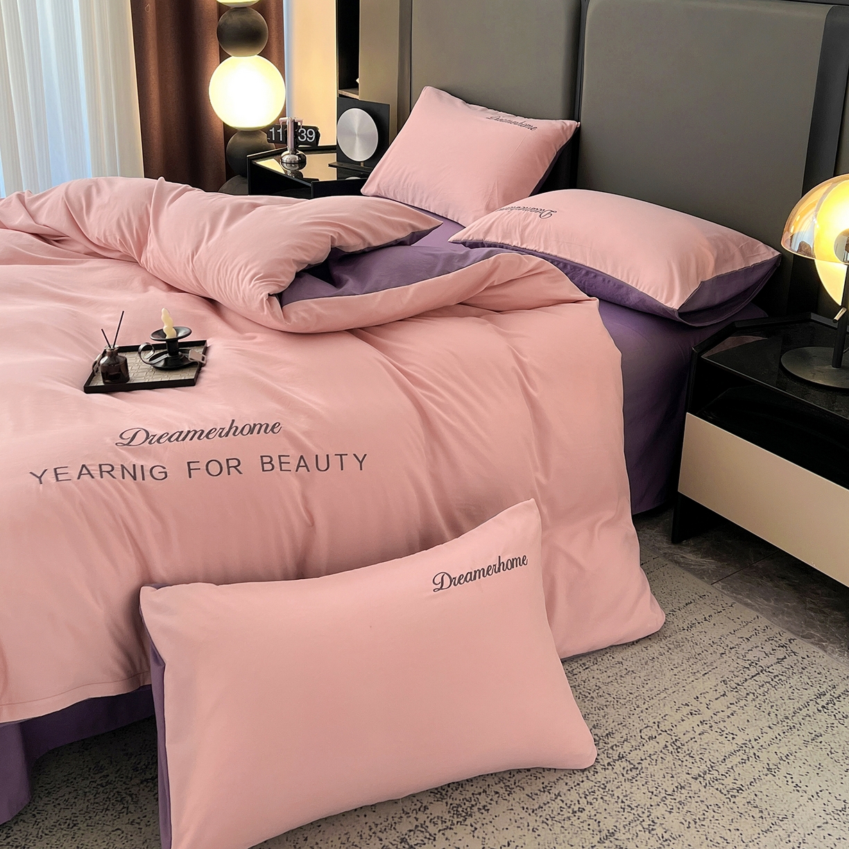 91家纺网 家纺一手货源 找家纺 鑫利来家纺 2026新款水洗云朵棉刺绣四件套纯色双拼水洗磨毛简约字母刺绣四件套 慕斯-粉+紫