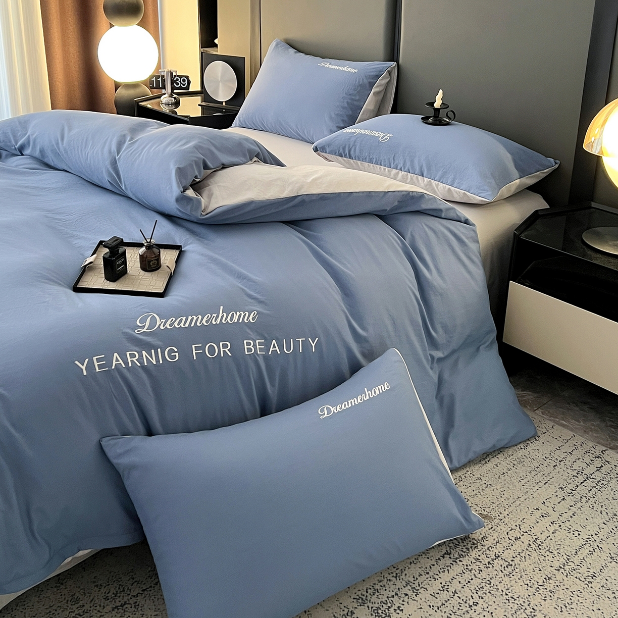 91家纺网 家纺一手货源 找家纺 鑫利来家纺 2026新款水洗云朵棉刺绣四件套纯色双拼水洗磨毛简约字母刺绣四件套 慕斯-宾利兰+山灰