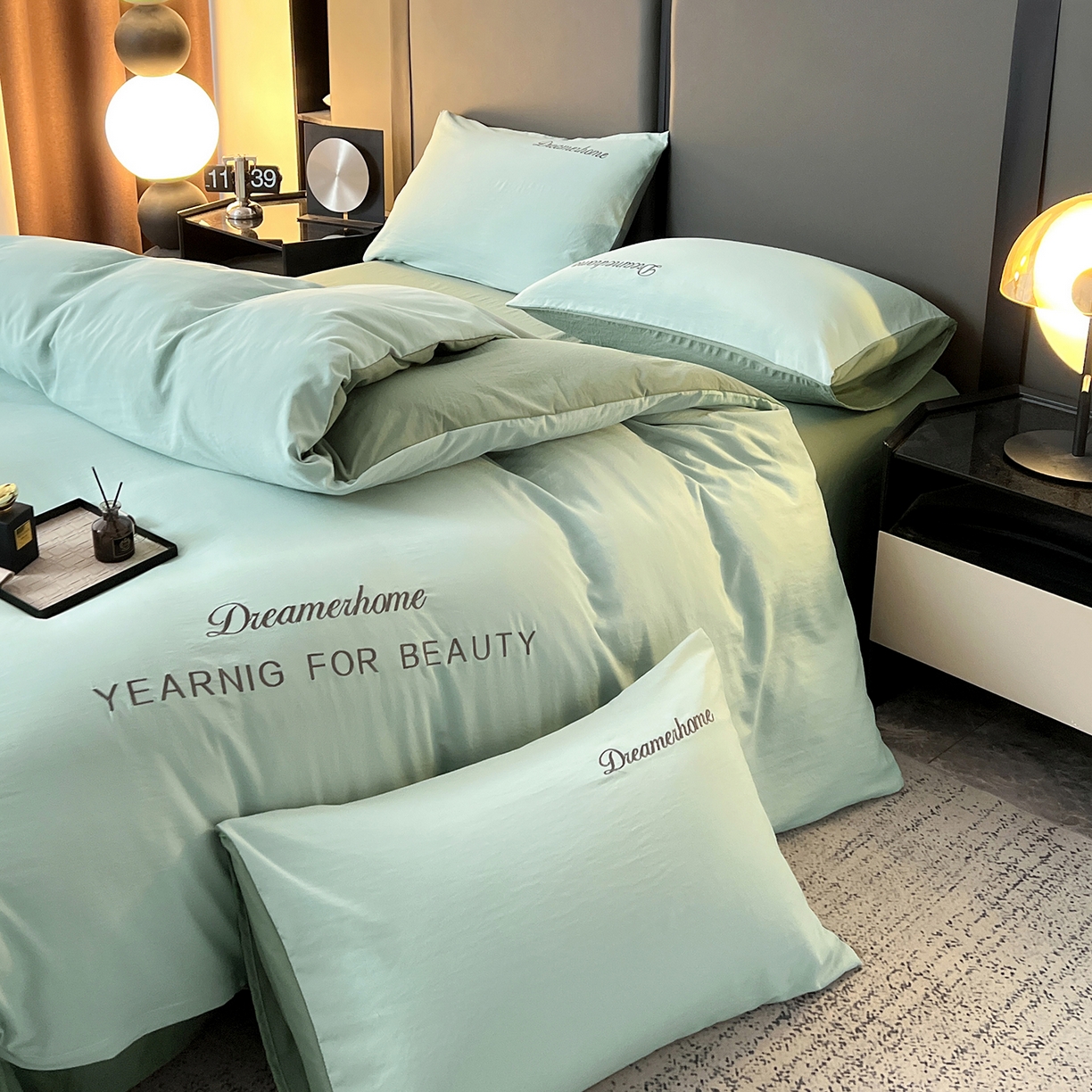 91家纺网 家纺一手货源 找家纺 鑫利来家纺 2026新款水洗云朵棉刺绣四件套纯色双拼水洗磨毛简约字母刺绣四件套 慕斯-繁星蓝+天青