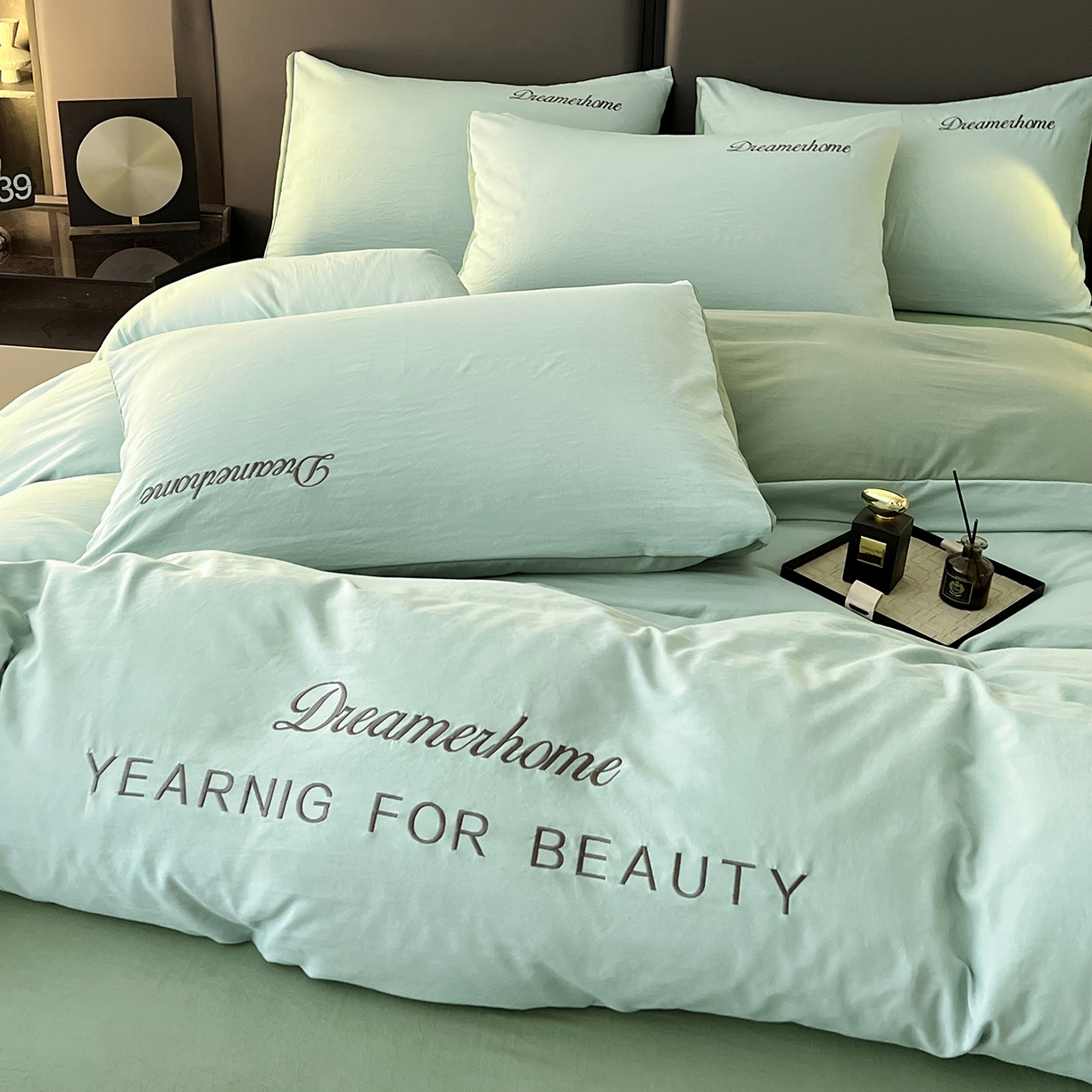 91家纺网 家纺一手货源 找家纺 鑫利来家纺 2026新款水洗云朵棉刺绣四件套纯色双拼水洗磨毛简约字母刺绣四件套 慕斯-繁星蓝+天青