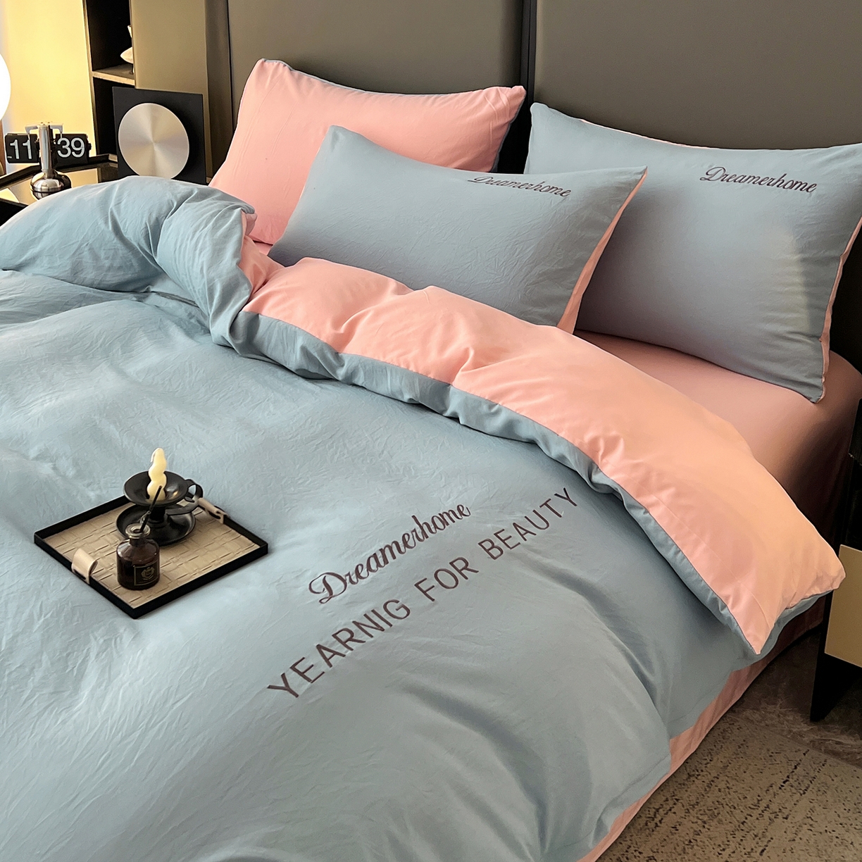 91家纺网 家纺一手货源 找家纺 鑫利来家纺 2026新款水洗云朵棉刺绣四件套纯色双拼水洗磨毛简约字母刺绣四件套 慕斯-海清+香叶粉