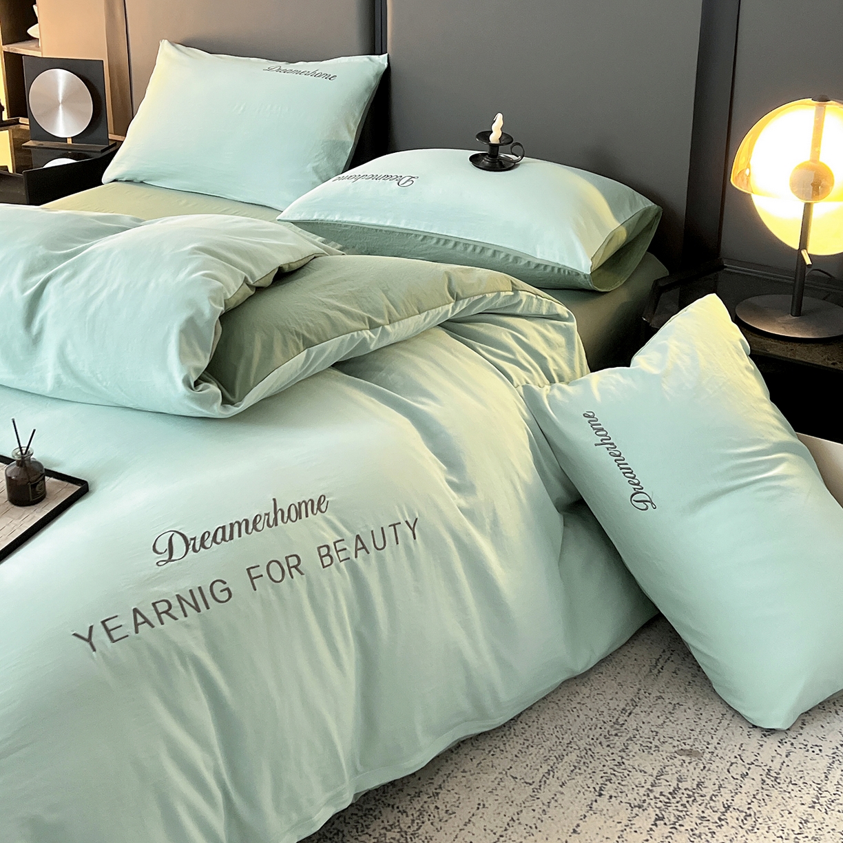 91家纺网 家纺一手货源 找家纺 鑫利来家纺 2026新款水洗云朵棉刺绣四件套纯色双拼水洗磨毛简约字母刺绣四件套 慕斯-繁星蓝+天青