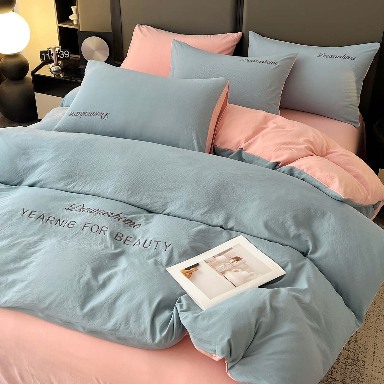 91家纺网 家纺一手货源 找家纺 鑫利来家纺 2026新款水洗云朵棉刺绣四件套纯色双拼水洗磨毛简约字母刺绣四件套 慕斯-海清+香叶粉