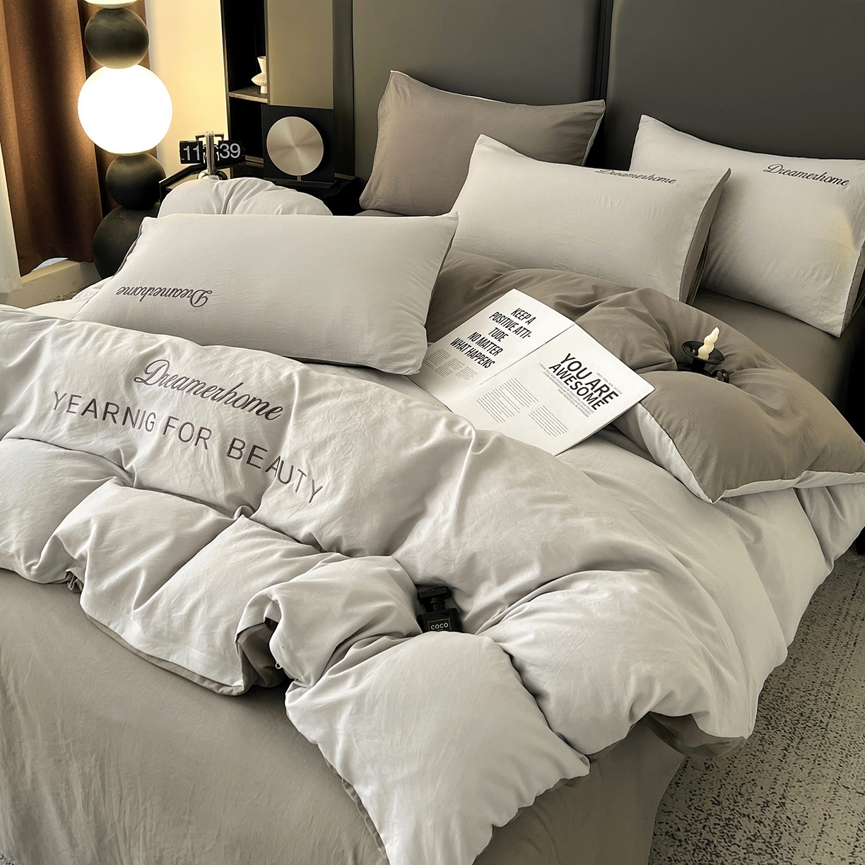 91家纺网 家纺一手货源 找家纺 鑫利来家纺 2026新款水洗云朵棉刺绣四件套纯色双拼水洗磨毛简约字母刺绣四件套 慕斯-山灰+中灰