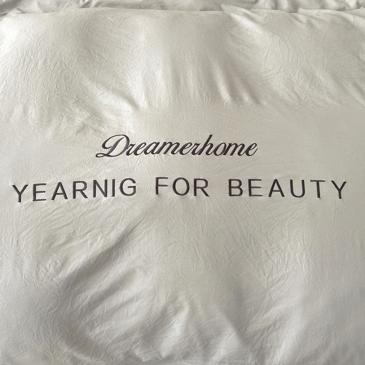 91家纺网 家纺一手货源 找家纺 鑫利来家纺 2026新款水洗云朵棉刺绣四件套纯色双拼水洗磨毛简约字母刺绣四件套 慕斯-山灰+中灰