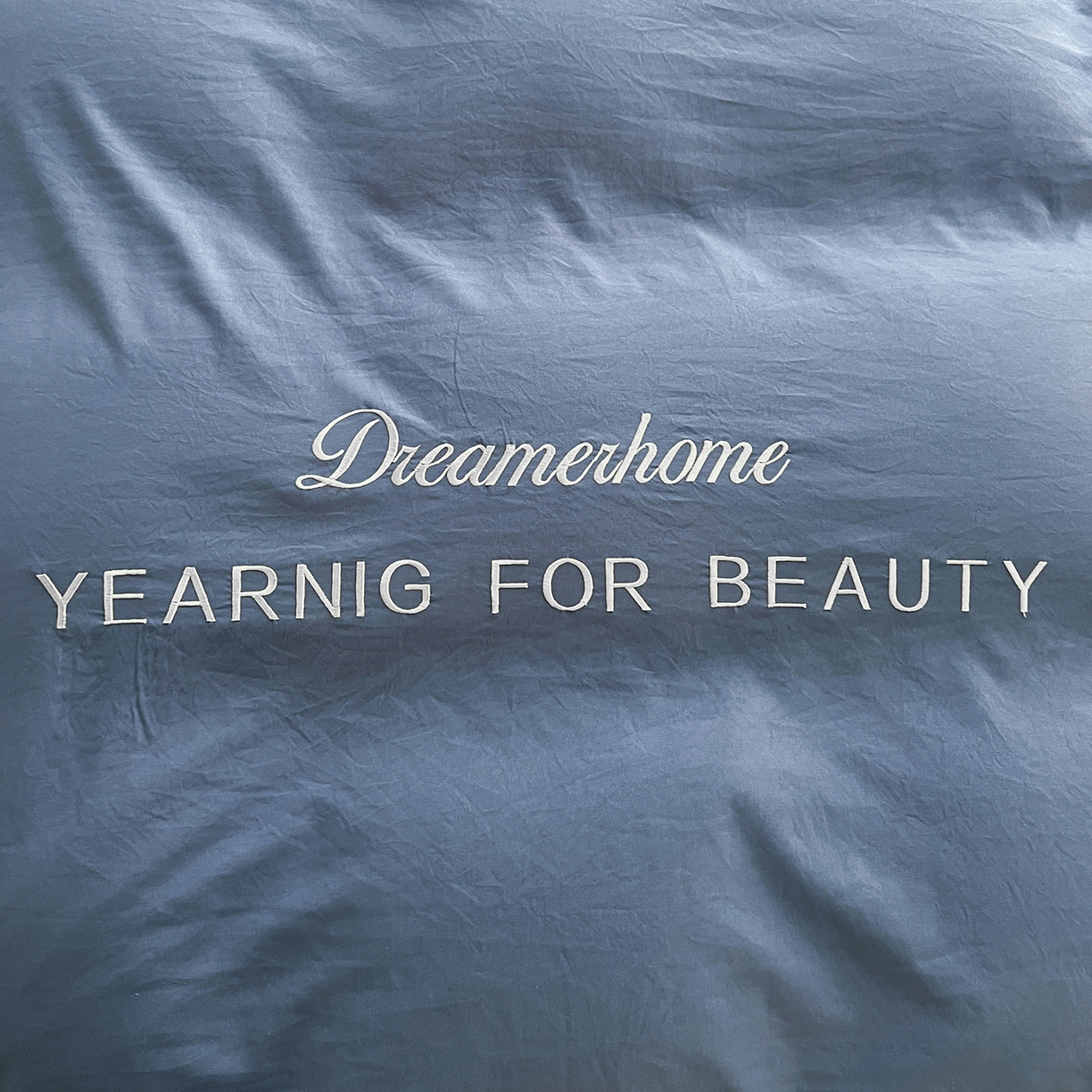 91家纺网 家纺一手货源 找家纺 鑫利来家纺 2026新款水洗云朵棉刺绣四件套纯色双拼水洗磨毛简约字母刺绣四件套 慕斯-宾利兰+山灰