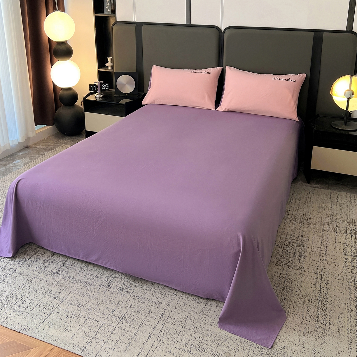 91家纺网 家纺一手货源 找家纺 鑫利来家纺 2026新款水洗云朵棉刺绣四件套纯色双拼水洗磨毛简约字母刺绣四件套 慕斯-粉+紫