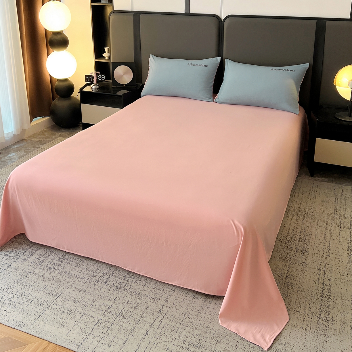 91家纺网 家纺一手货源 找家纺 鑫利来家纺 2026新款水洗云朵棉刺绣四件套纯色双拼水洗磨毛简约字母刺绣四件套 慕斯-海清+香叶粉