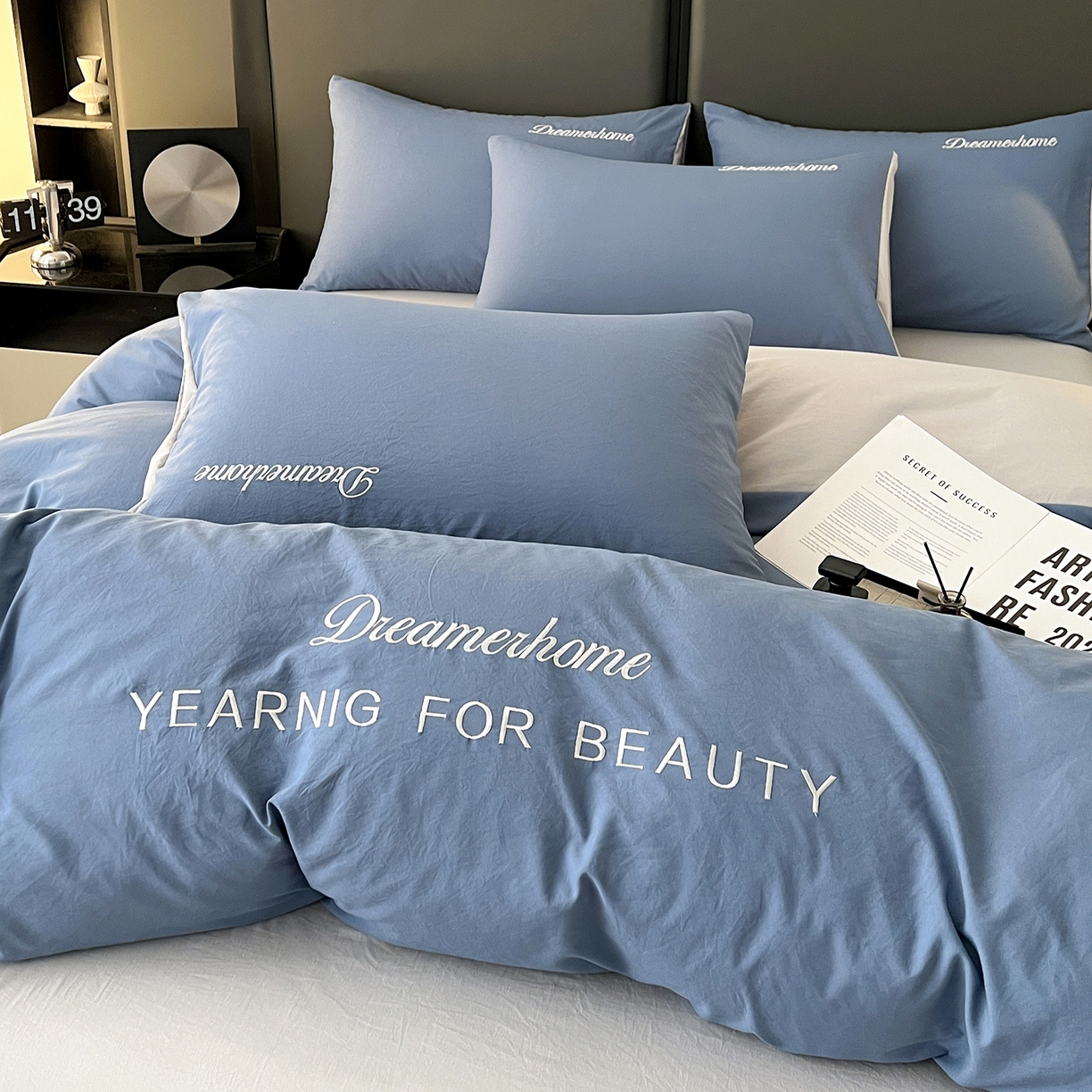 91家纺网 家纺一手货源 找家纺 鑫利来家纺 2026新款水洗云朵棉刺绣四件套纯色双拼水洗磨毛简约字母刺绣四件套 慕斯-宾利兰+山灰