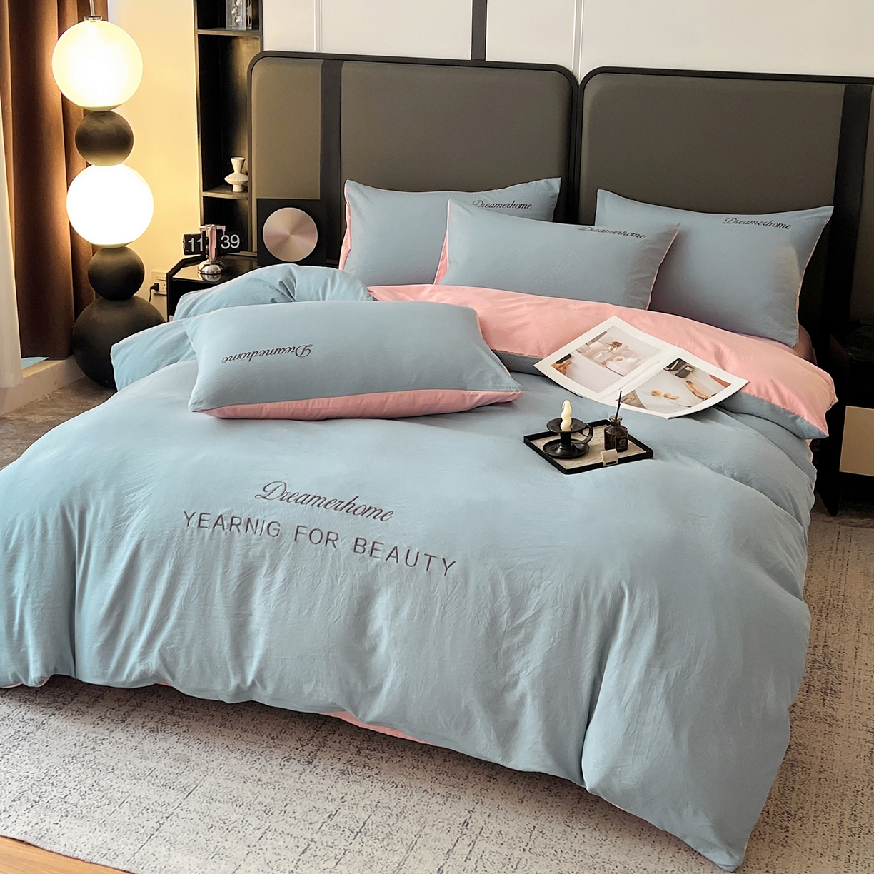 91家纺网 家纺一手货源 找家纺 鑫利来家纺 2026新款水洗云朵棉刺绣四件套纯色双拼水洗磨毛简约字母刺绣四件套 慕斯-海清+香叶粉