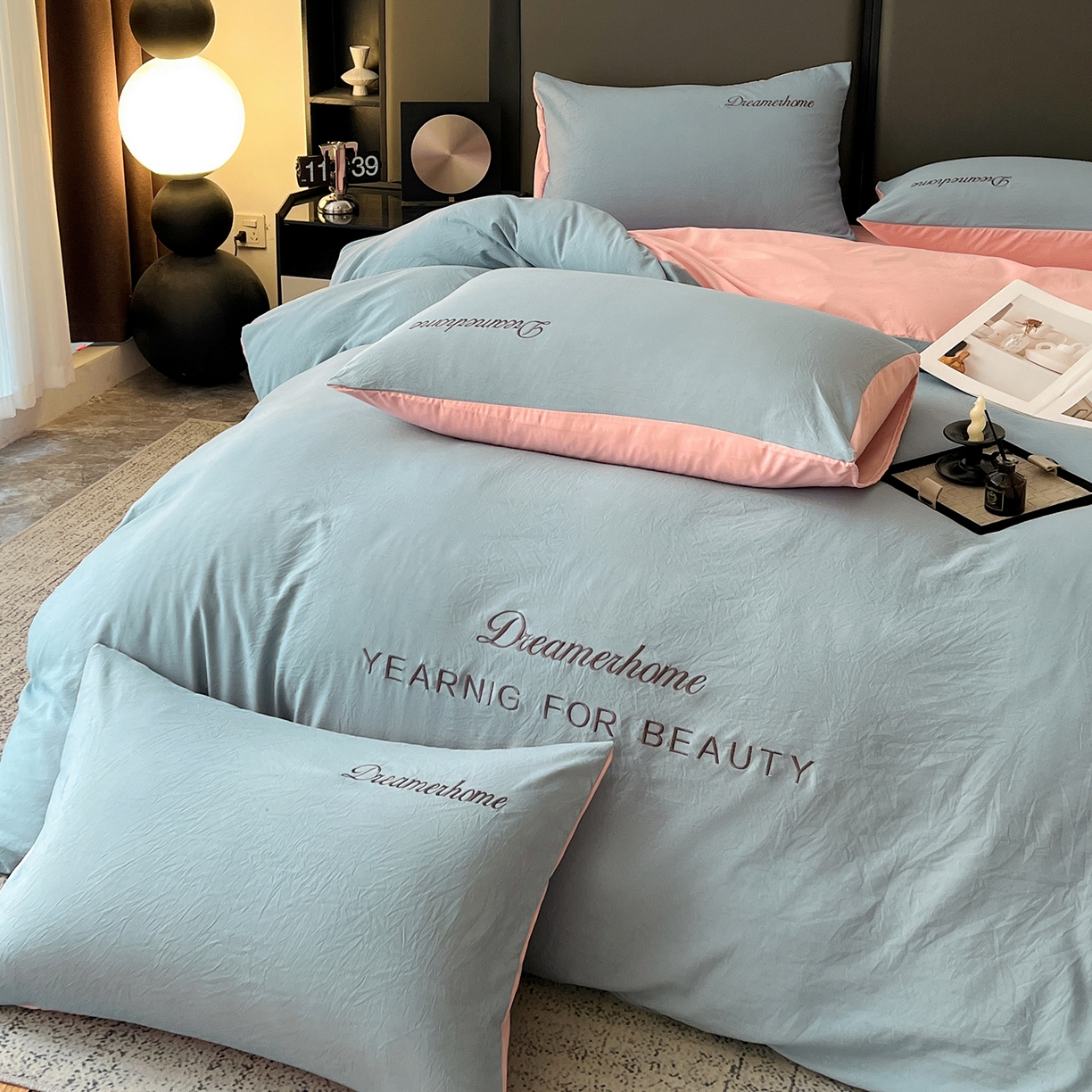 91家纺网 家纺一手货源 找家纺 鑫利来家纺 2026新款水洗云朵棉刺绣四件套纯色双拼水洗磨毛简约字母刺绣四件套 慕斯-海清+香叶粉