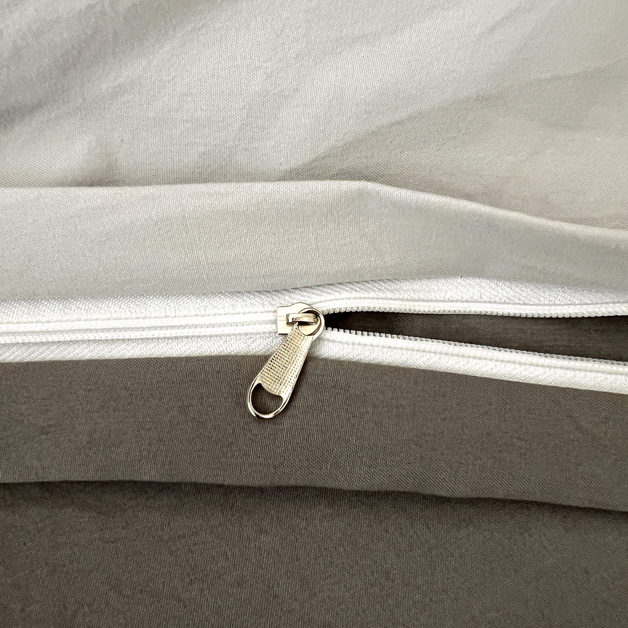 91家纺网 家纺一手货源 找家纺 鑫利来家纺 2026新款水洗云朵棉刺绣四件套纯色双拼水洗磨毛简约字母刺绣四件套 慕斯-山灰+中灰