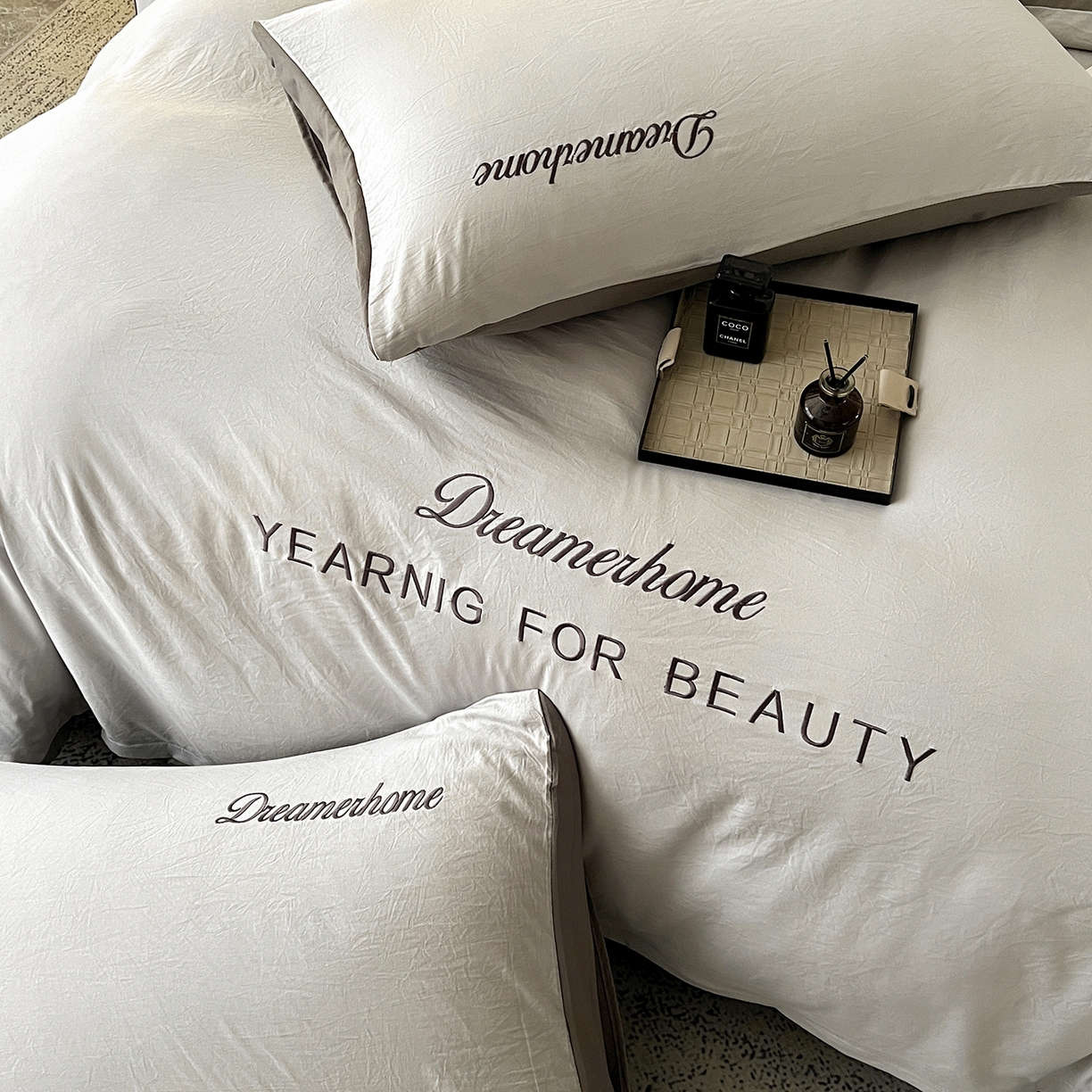 91家纺网 家纺一手货源 找家纺 鑫利来家纺 2026新款水洗云朵棉刺绣四件套纯色双拼水洗磨毛简约字母刺绣四件套 慕斯-山灰+中灰