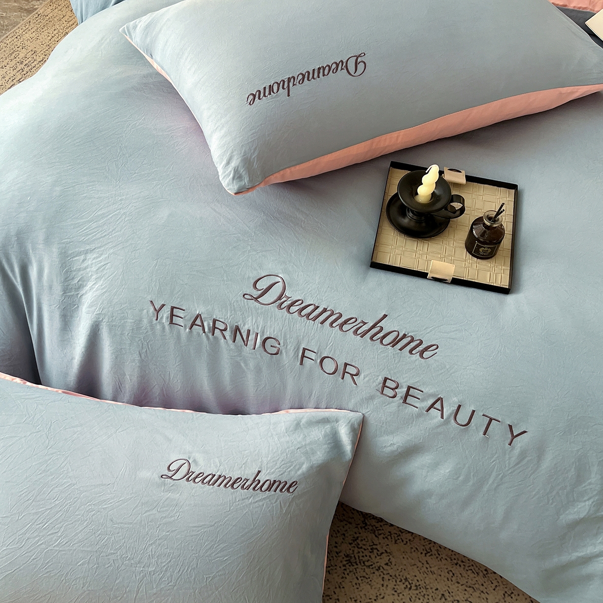 91家纺网 家纺一手货源 找家纺 鑫利来家纺 2026新款水洗云朵棉刺绣四件套纯色双拼水洗磨毛简约字母刺绣四件套 慕斯-海清+香叶粉