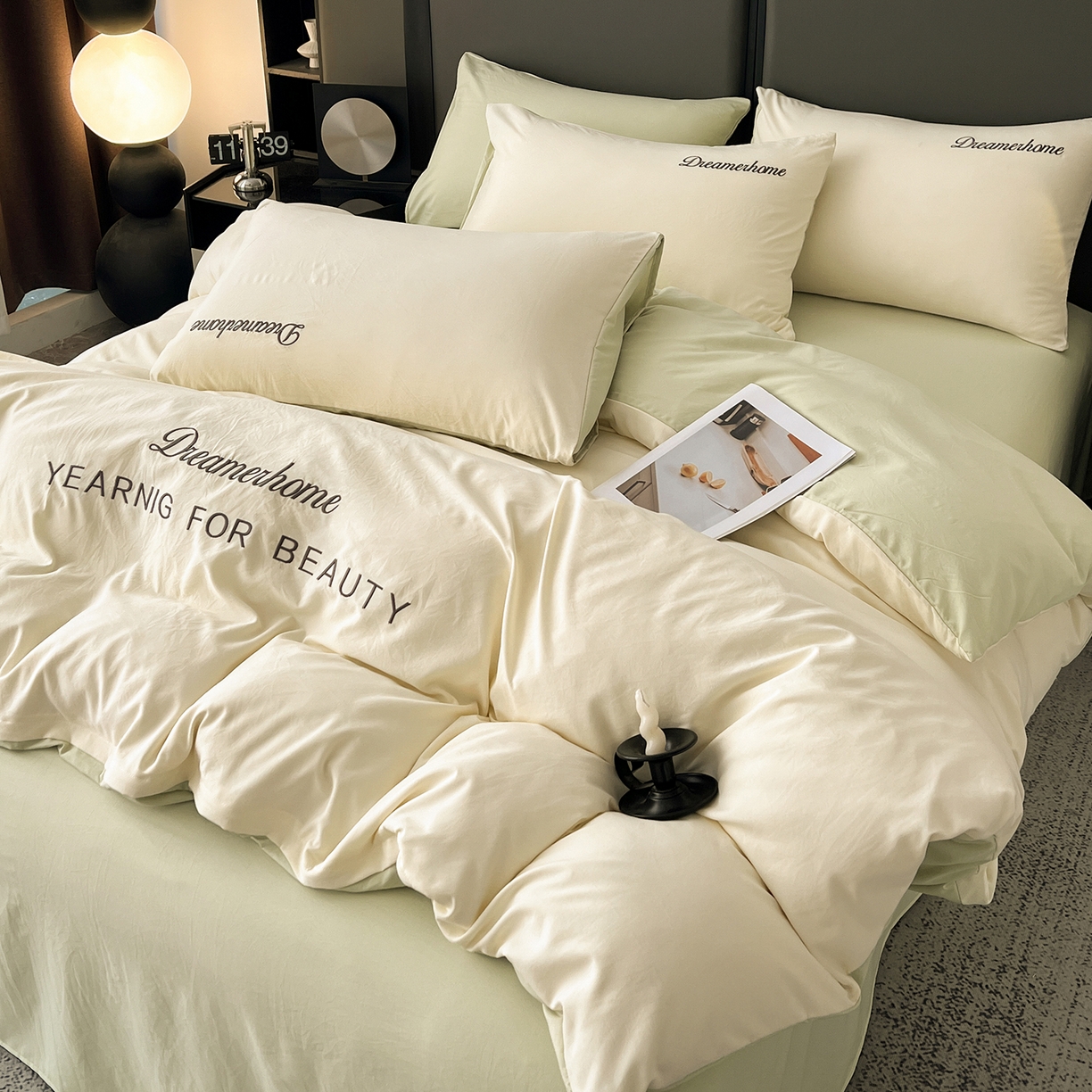 91家纺网 家纺一手货源 找家纺 鑫利来家纺 2026新款水洗云朵棉刺绣四件套纯色双拼水洗磨毛简约字母刺绣四件套 慕斯-奶白+果绿