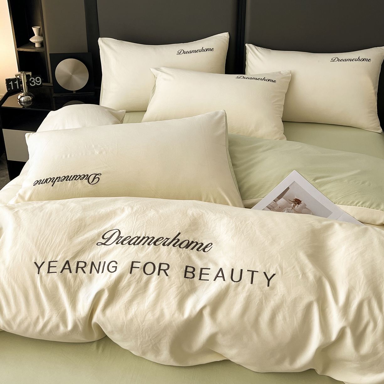 91家纺网 家纺一手货源 找家纺 鑫利来家纺 2026新款水洗云朵棉刺绣四件套纯色双拼水洗磨毛简约字母刺绣四件套 慕斯-奶白+果绿